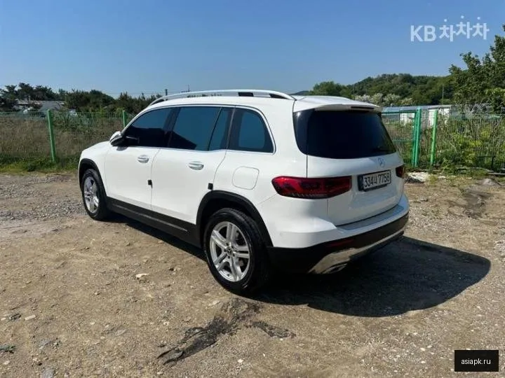Mercedes-Benz GLB-Class 4
