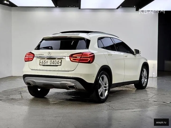 Mercedes-Benz GLA-Class 4