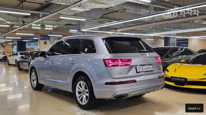 Audi Q7 4