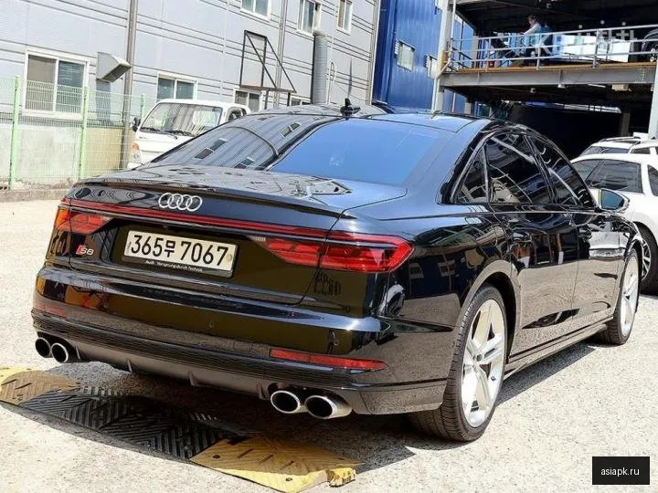 Audi S8 4