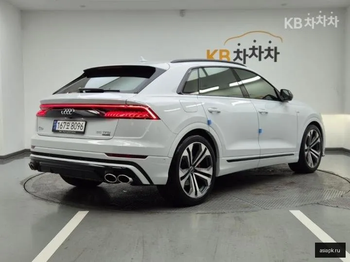 Audi Q8 4