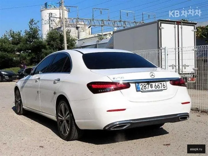 Mercedes-Benz E-Class 3