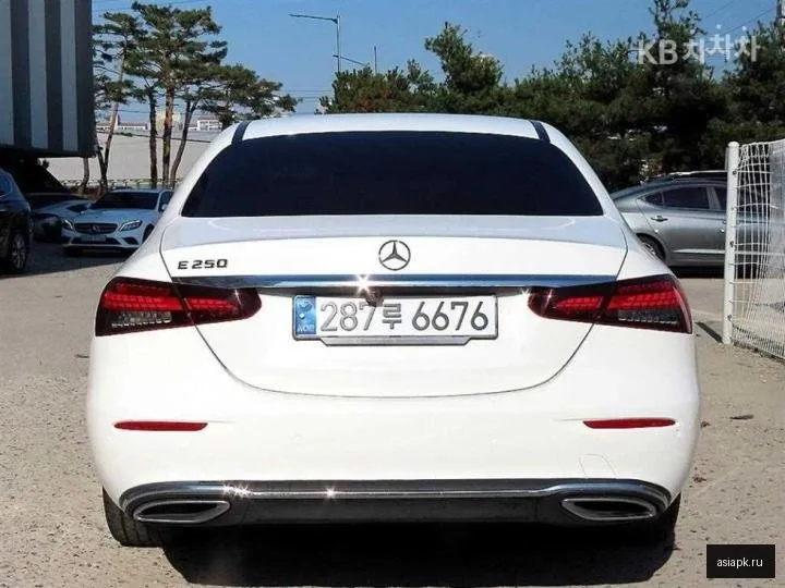 Mercedes-Benz E-Class 4
