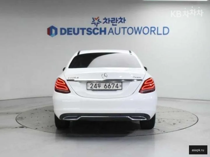 Mercedes-Benz C-Class 4