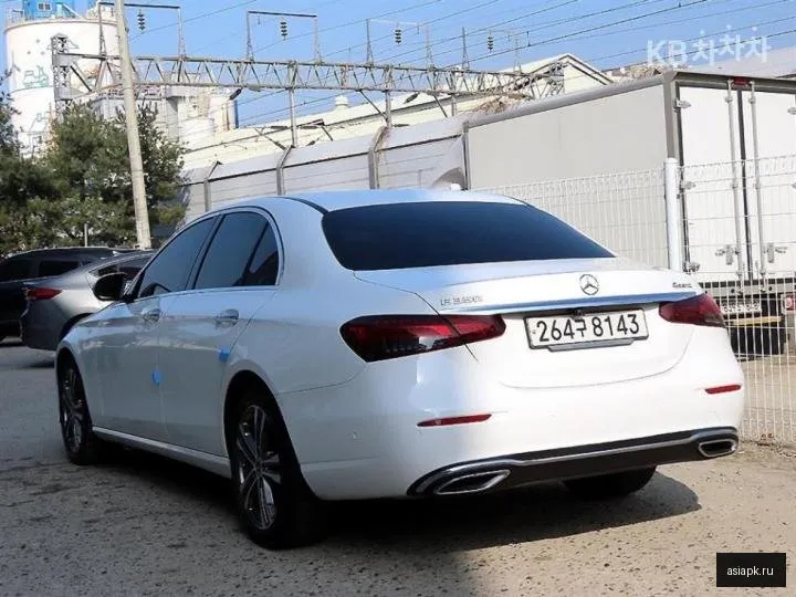 Mercedes-Benz E-Class 3
