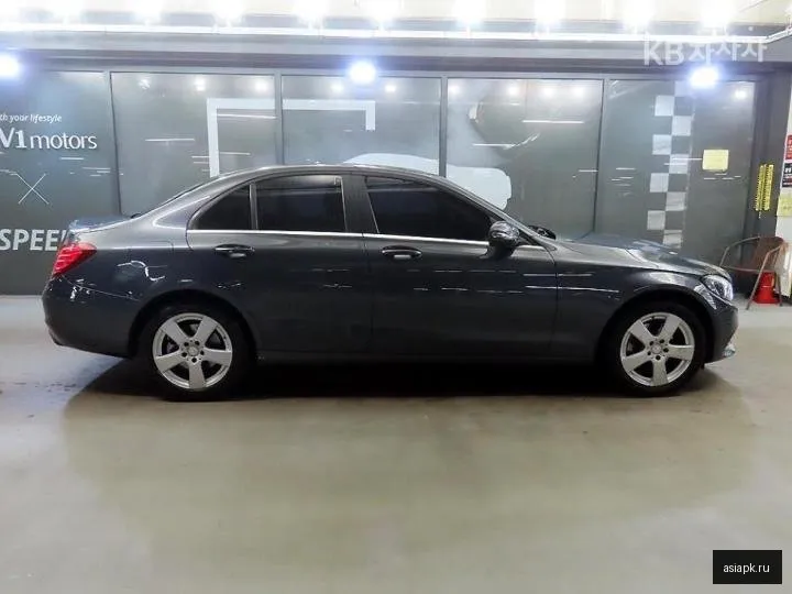 Mercedes-Benz C-Class 3