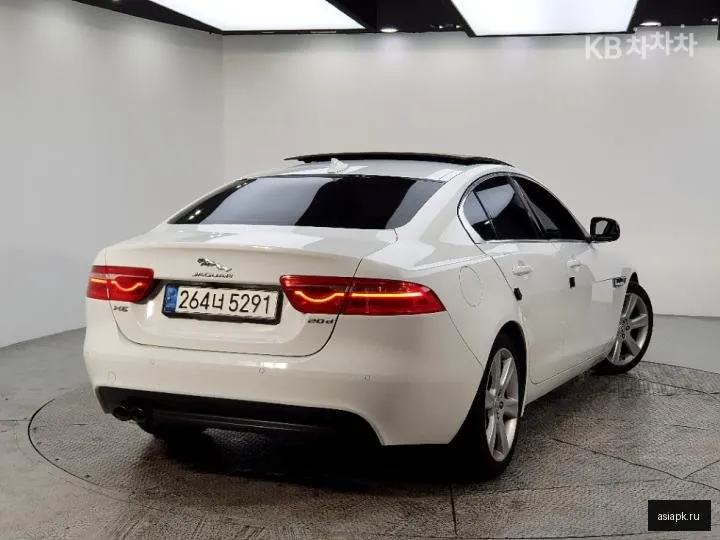 Jaguar XE 4
