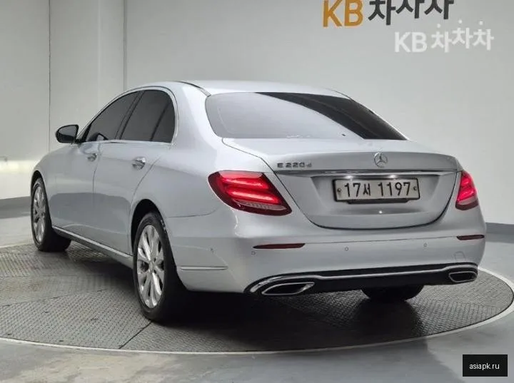 Mercedes-Benz E-Class 4