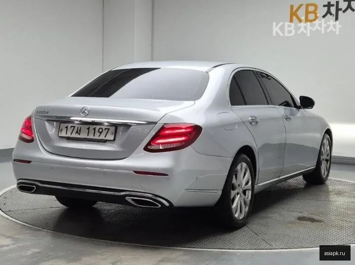 Mercedes-Benz E-Class 3