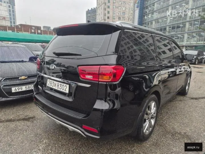 Kia Carnival 5