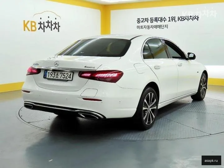 Mercedes-Benz E-Class 4