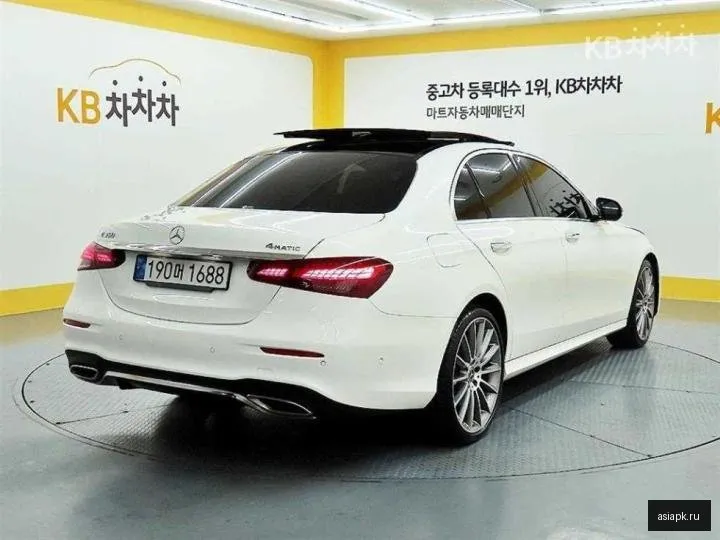 Mercedes-Benz E-Class 4