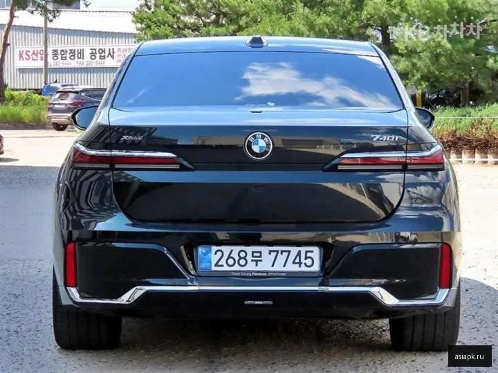 BMW 7-Series 4