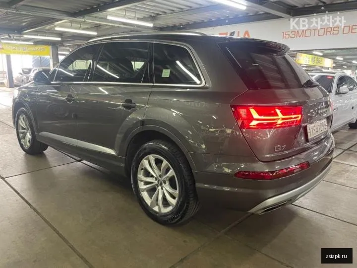 Audi Q7 4