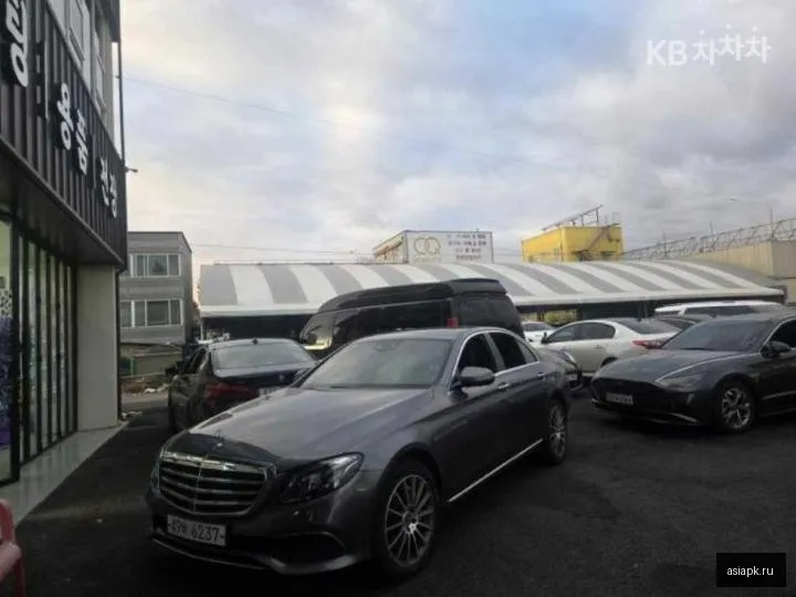 Mercedes-Benz E-Class 2