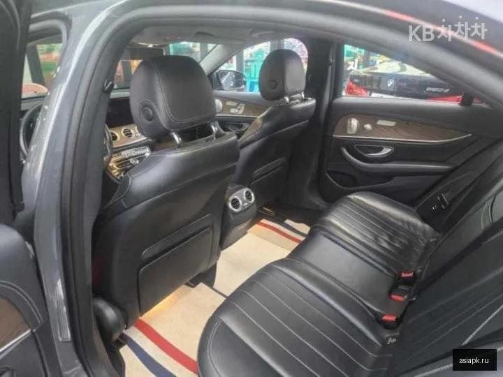 Mercedes-Benz E-Class 4