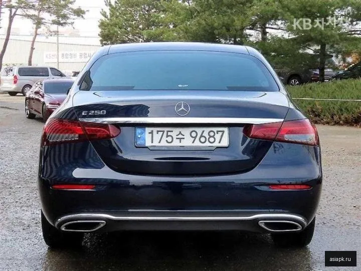 Mercedes-Benz E-Class 4