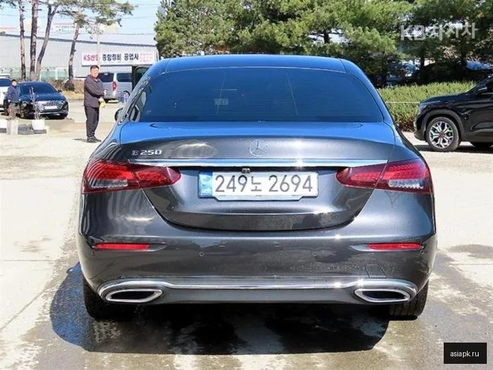 Mercedes-Benz E-Class 4