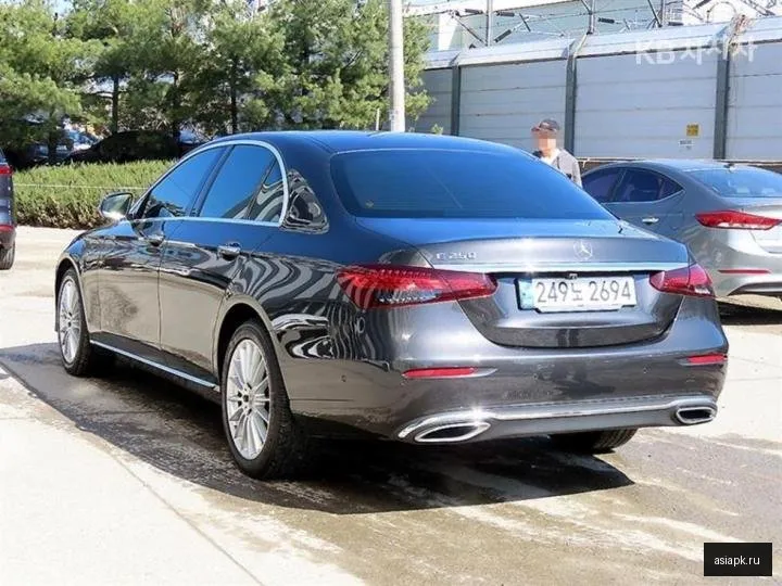Mercedes-Benz E-Class 3