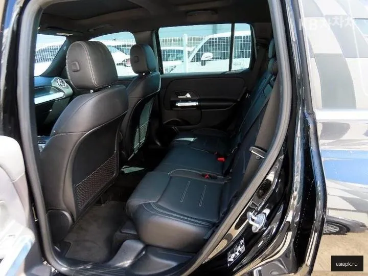 Mercedes-Benz GLB-Class 6