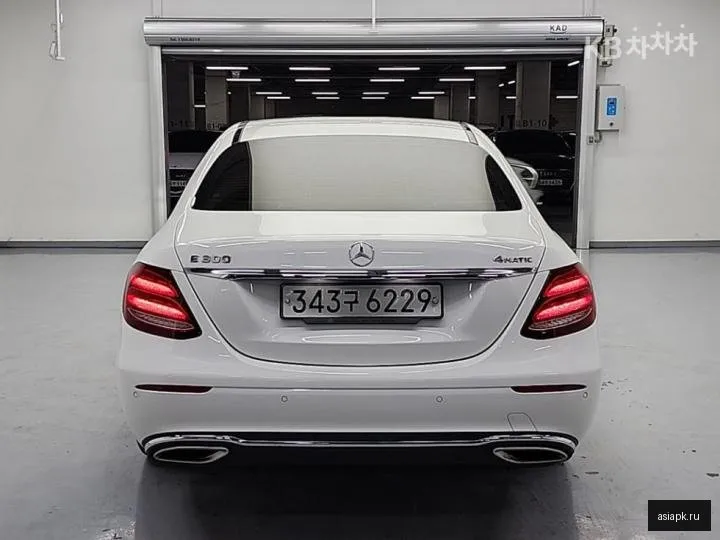 Mercedes-Benz E-Class 3
