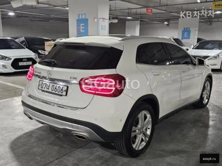 Mercedes-Benz GLA-Class 4