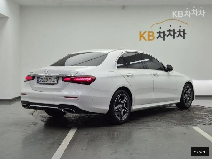 Mercedes-Benz E-Class 4