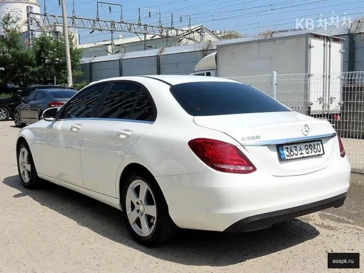 Mercedes-Benz C-Class 3
