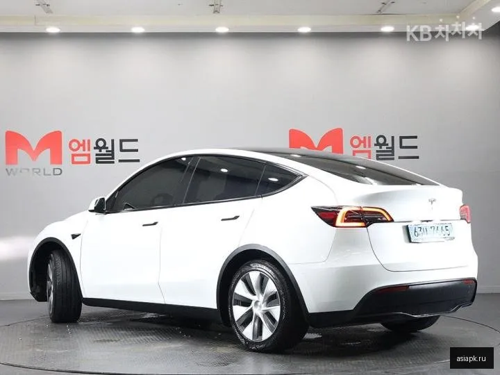 tesla Model Y 4