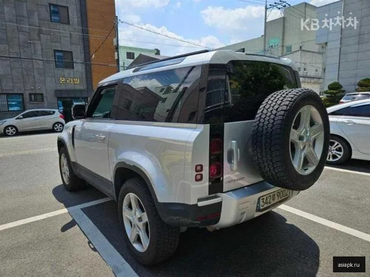 Land Rover Defender 5