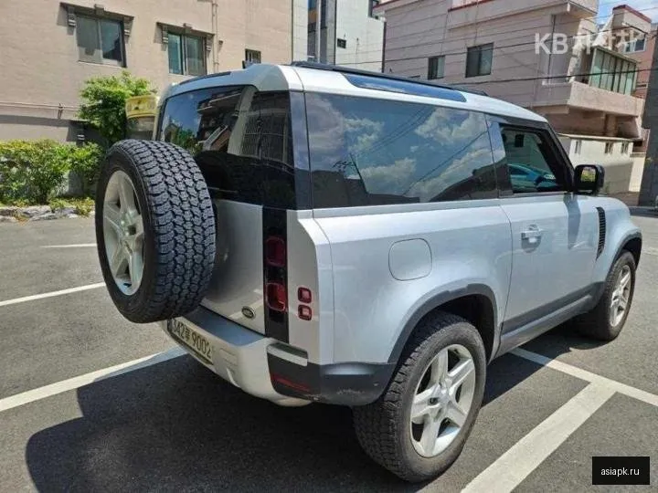 Land Rover Defender 6