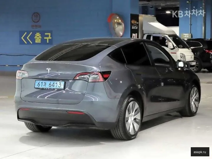 tesla Model Y 4