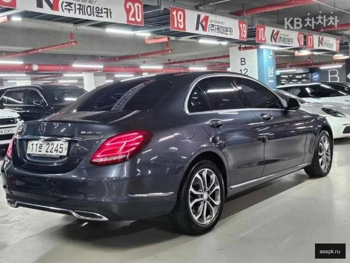 Mercedes-Benz C-Class 4