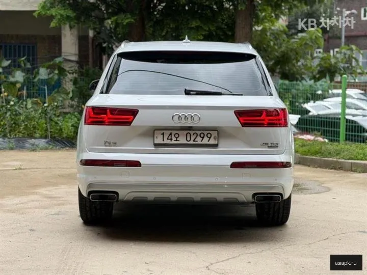 Audi Q7 4