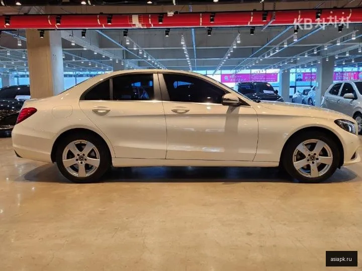 Mercedes-Benz C-Class 3