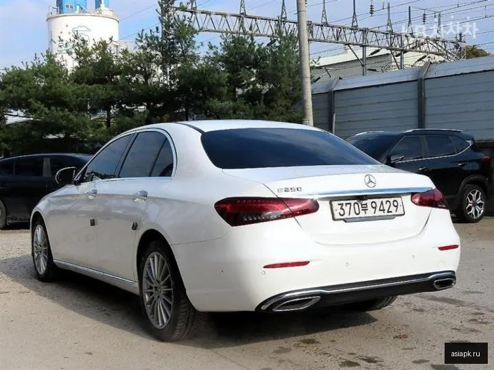 Mercedes-Benz E-Class 3