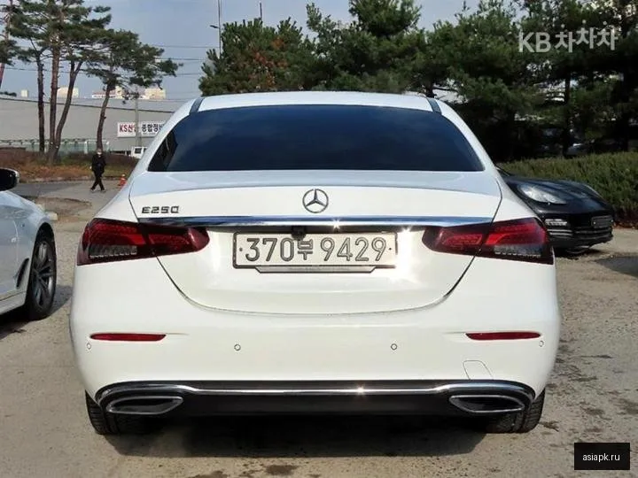Mercedes-Benz E-Class 4