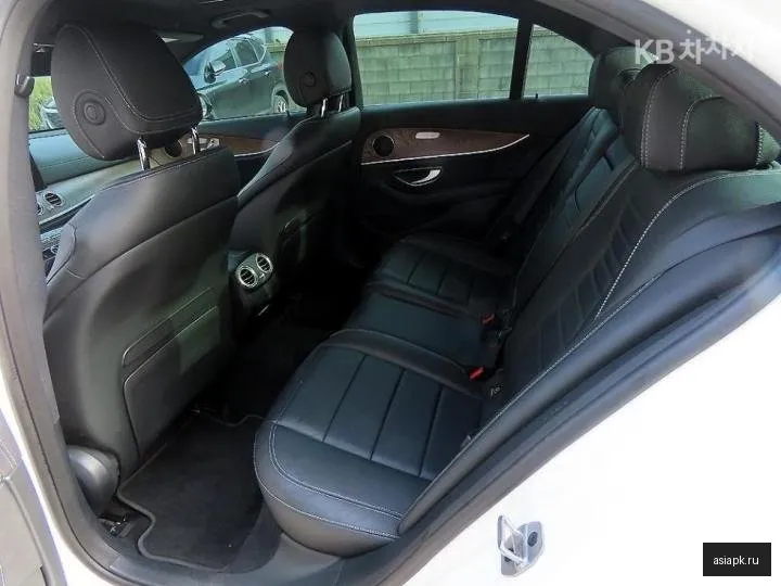 Mercedes-Benz E-Class 6