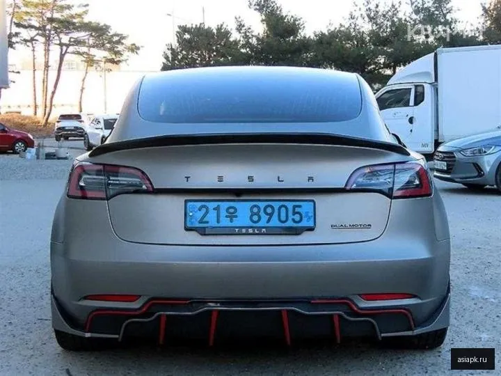 tesla Model 3 4