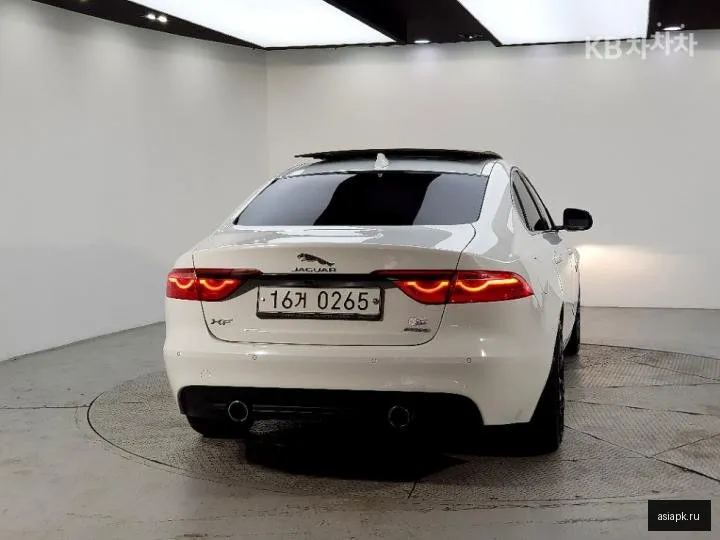 Jaguar XF 3