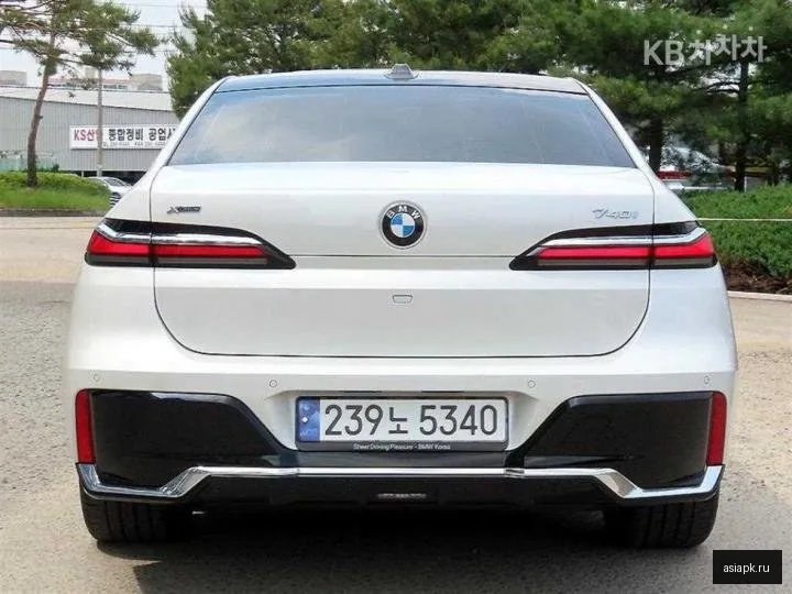BMW 7-Series 4