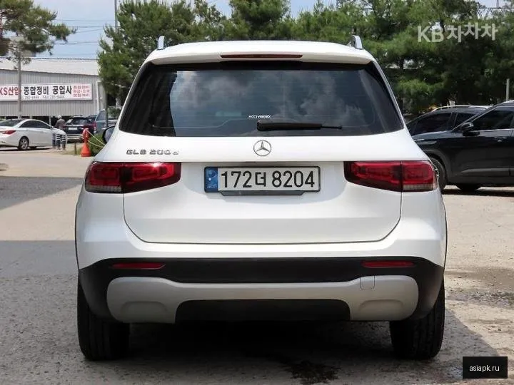 Mercedes-Benz GLB-Class 4