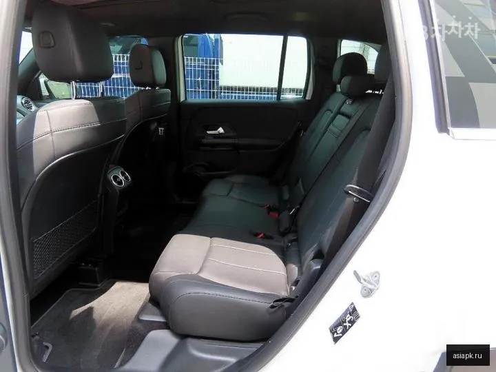 Mercedes-Benz GLB-Class 6