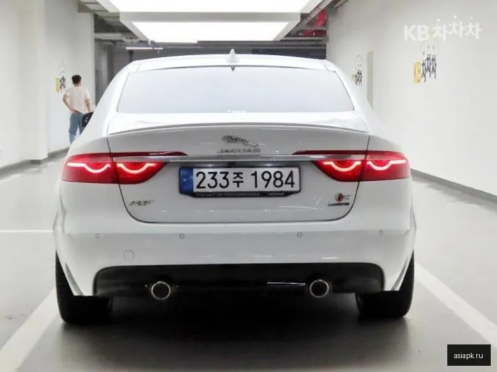 Jaguar XF 3