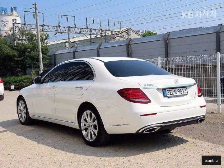 Mercedes-Benz E-Class 3