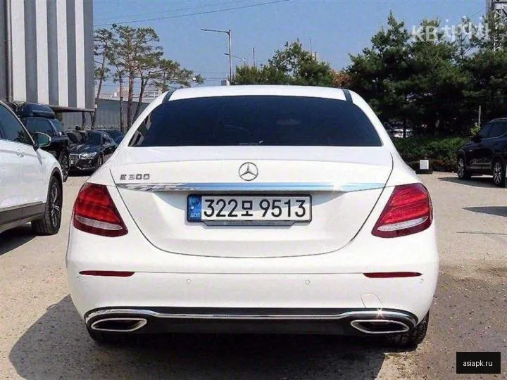 Mercedes-Benz E-Class 4