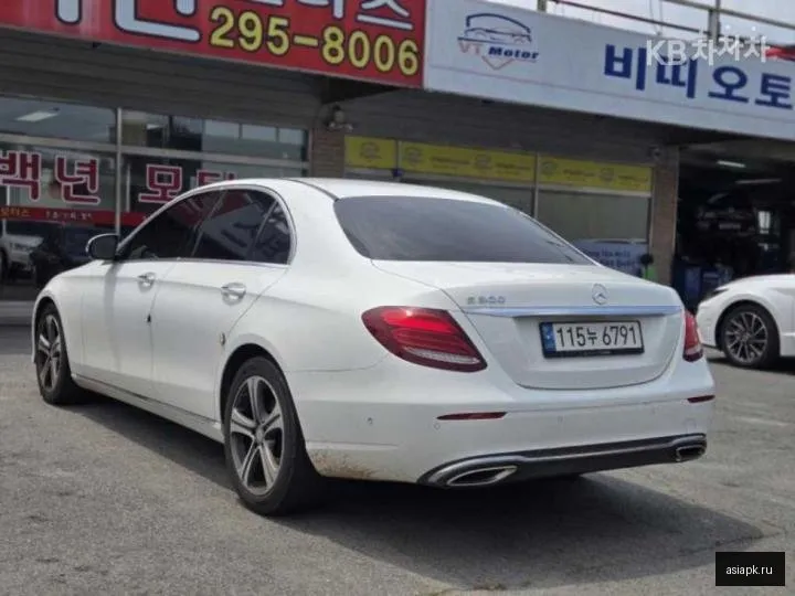 Mercedes-Benz E-Class 3