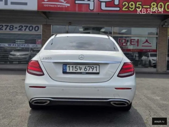 Mercedes-Benz E-Class 4