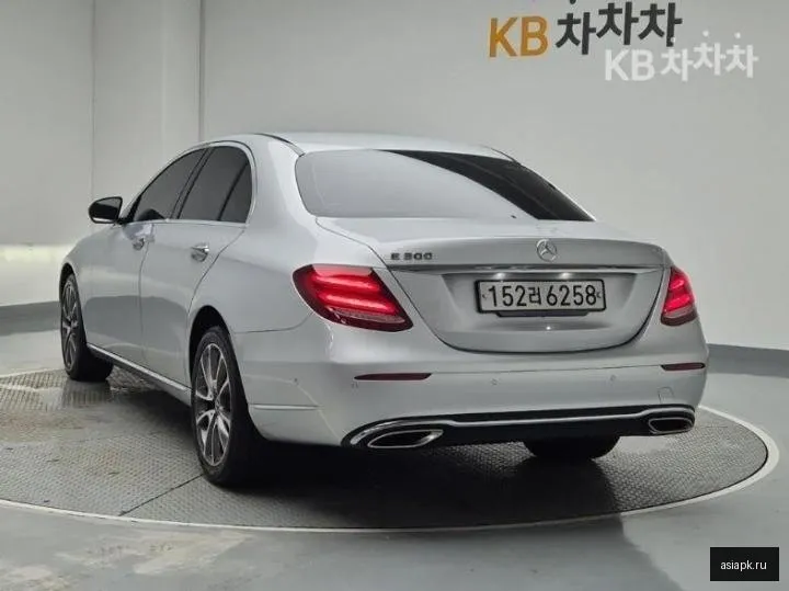 Mercedes-Benz E-Class 4