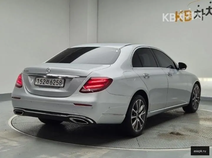 Mercedes-Benz E-Class 3